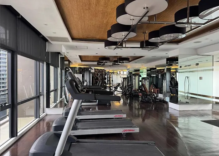 In Makati - Fast Wifi, Big Balcony, Pool And Gym Access