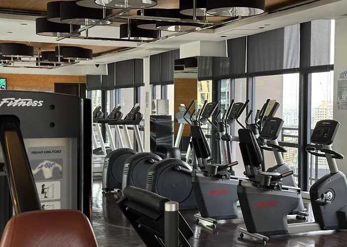 In Makati - Fast Wifi, Big Balcony, Pool And Gym Access *