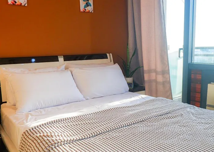Appartement In Makati - Fast Wifi, Big Balcony, Pool And Gym Access